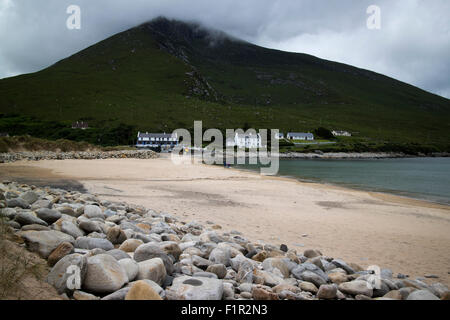 Doogort Silber Strand mit Blick auf Slievemore Achill Island County Mayo, Irland Stockfoto