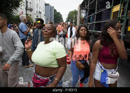 Anschluss an eine der Parade-sound-Systeme. Notting Hill Carnival in Westlondon. Ein Fest der Westindischen / Karibik Kultur und Europas größte Straßenparty, Festival und Parade. Nachtschwärmer kommen in hunderttausenden zum Spaß haben, tanzen, trinken und loslassen in die tolle Atmosphäre. Es wird geführt von den Mitgliedern der West-indischen / Caribbrean Gemeinschaft, besonders die Trinidad und Tobagonian britische Bevölkerung, von denen viele seit den 1950er Jahren in der Gegend gelebt haben. Der Karneval hat in der Vergangenheit und Zentren auf eine Parade von Schwimmern, Tänzer und solide Sy bis zu 2 Millionen Menschen angezogen. Stockfoto