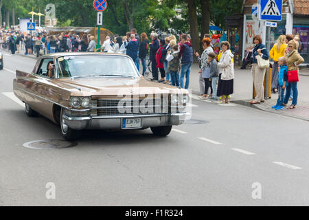 Palanga, Litauen - 1. August 2015: Bewegung der Teilnehmer des amerikanischen Geistes 2015 hinunter die Straße Städte Palnga Stockfoto