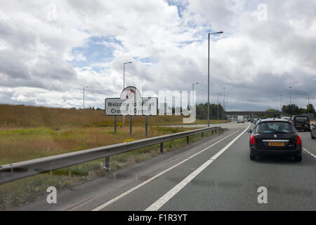 Willkommen Sie in Wales zweisprachige Roadsign durchfahren von Nord Wales uk Stockfoto