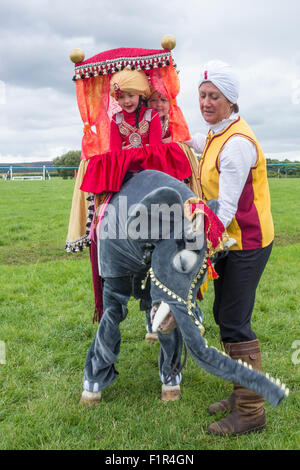 Kildale, North Yorkshire, UK. 5. September 2015. Fantastische Kostümen von den Gewinnern des montierten Pony Kostüm Wettbewerbs am landwirtschaftlichen Kildale zeigen. Pony trägt Elefant Kostüm mit dem Thema wird indische Hochzeit von zwei jungen Mädchen geritten. Bildnachweis: Alan Dawson News/Alamy Live-Nachrichten Stockfoto