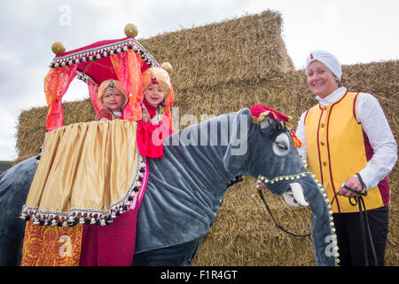 Kildale, North Yorkshire, UK. 5. September 2015. Fantastische Kostümen von den Gewinnern des montierten Pony Kostüm Wettbewerbs am landwirtschaftlichen Kildale zeigen. Pony trägt Elefant Kostüm mit dem Thema wird indische Hochzeit von zwei jungen Mädchen geritten. Bildnachweis: Alan Dawson News/Alamy Live-Nachrichten Stockfoto