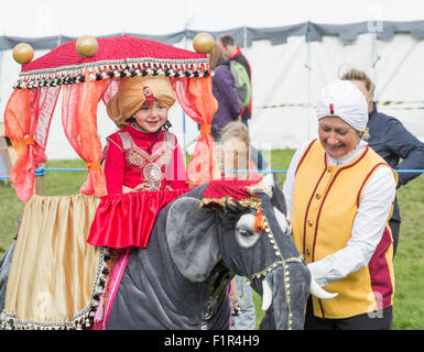 Kildale, North Yorkshire, UK. 5. September 2015. Fantastische Kostümen von den Gewinnern des montierten Pony Kostüm Wettbewerbs am landwirtschaftlichen Kildale zeigen. Pony trägt Elefant Kostüm mit dem Thema wird indische Hochzeit von zwei jungen Mädchen geritten. Bildnachweis: Alan Dawson News/Alamy Live-Nachrichten Stockfoto