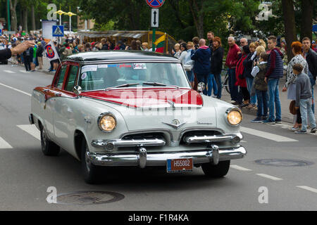 Palanga, Litauen - 1. August 2015: Bewegung der Teilnehmer des amerikanischen Geistes 2015 hinunter die Straße Städte Palnga Stockfoto