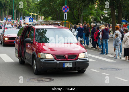 Palanga, Litauen - 1. August 2015: Bewegung der Teilnehmer des amerikanischen Geistes 2015 hinunter die Straße Städte Palnga Stockfoto