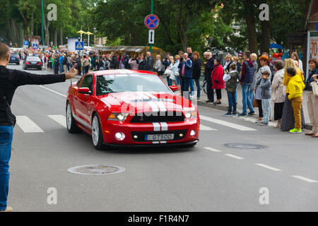 Palanga, Litauen - 1. August 2015: Bewegung der Teilnehmer des amerikanischen Geistes 2015 hinunter die Straße Städte Palnga Stockfoto