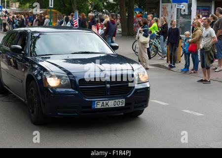 Palanga, Litauen - 1. August 2015: Bewegung der Teilnehmer des amerikanischen Geistes 2015 hinunter die Straße Städte Palnga Stockfoto