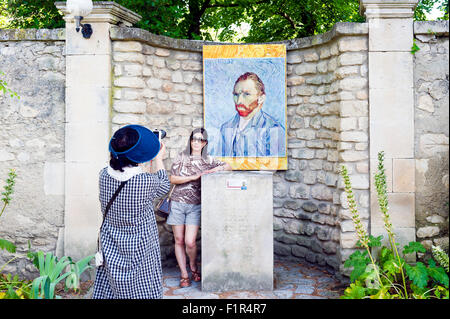 Europa. Frankreich. Bouches-du-Rhone Saint-Rémy-de-Provence. Chinesische Touristen fotografieren sich vor einer Statue von Van Gogh Stockfoto