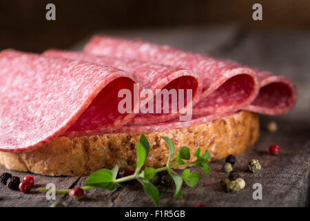 Salamibrot. Open Sandwich Salami-Scheiben auf Vollkornbrot Stockfoto