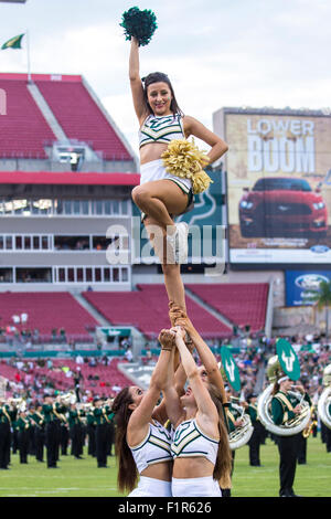 Tampa, Florida, USA. 5. September 2015. USF Cheerleader vor dem Spiel zwischen USF & Florida A & M im Raymond James Stadium in Tampa, FL Credit Bild: Del Mecum Credit: Cal Sport Media/Alamy Live News Stockfoto