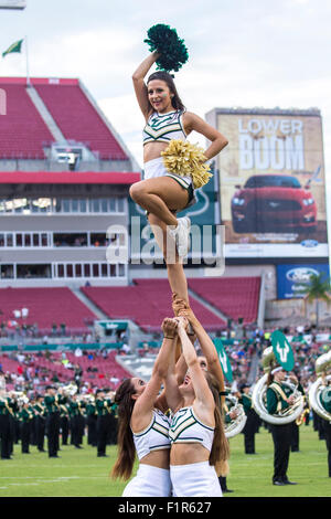 Tampa, Florida, USA. 5. September 2015. USF Cheerleader vor dem Spiel zwischen USF & Florida A & M im Raymond James Stadium in Tampa, FL Credit Bild: Del Mecum Credit: Cal Sport Media/Alamy Live News Stockfoto