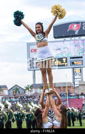 Tampa, Florida, USA. 5. September 2015. USF Cheerleader vor dem Spiel zwischen USF & Florida A & M im Raymond James Stadium in Tampa, FL Credit Bild: Del Mecum Credit: Cal Sport Media/Alamy Live News Stockfoto