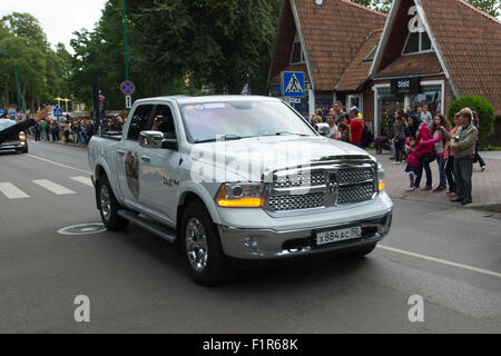 Palanga, Litauen - 1. August 2015: Bewegung der Teilnehmer des amerikanischen Geistes 2015 hinunter die Straße Städte Palnga Stockfoto