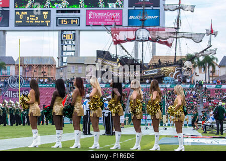 Tampa, Florida, USA. 5. September 2015. USF Cheerleader vor dem Spiel zwischen USF & Florida A & M im Raymond James Stadium in Tampa, FL Credit Bild: Del Mecum Credit: Cal Sport Media/Alamy Live News Stockfoto