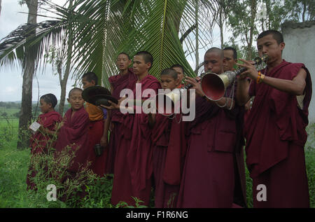 Mönche singen während der Durchführung einer Feuerpuja für den Weltfrieden in der Sakya-Kloster in Südindien. Tausende von tibetischen Mönchen und Buddhisten haben Indien ihre Heimat gemacht, da China ihr Land eingedrungen.   Indien, Tibeter, Exil, Exil, Buddhismus, buddhistische, Religion, Spiritualität, Südasien, Asien, Osteuropa, Fernost, Stockfoto