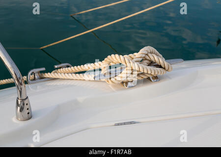 Close-up nautische Knoten Seil um Beteiligung am Boot oder Schiff, Bootsanlegestelle Seil gebunden. Stockfoto