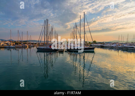 Super Yachten Partie, farbigen Sonnenuntergang in Sukosan Hafen in der Nähe von Zadar, Kroatien Stockfoto