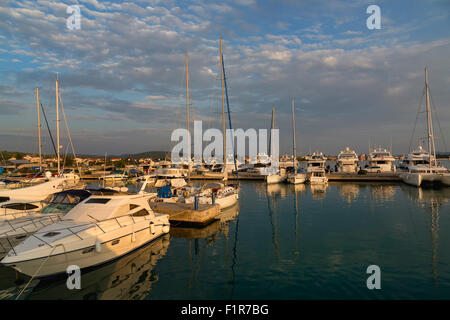 Super Yachten Partie, farbigen Sonnenuntergang in Sukosan Hafen in der Nähe von Zadar, Kroatien Stockfoto