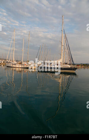 Super Yachten Partie, farbigen Sonnenuntergang in Sukosan Hafen in der Nähe von Zadar, Kroatien Stockfoto