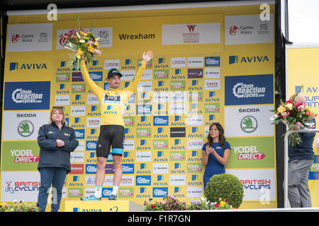 London, UK. 6. September 2015. Gesamtführenden Elia Viviani trägt das gelbe Trikot auf dem Podium nach Stufe eins der Aviva Tour of Britain zwischen Beaumaris und Wrexham, Großbritannien am 6. September 2015. Das Rennen beginnt am 6. September in Beaumaris, Anglesey, und endet am 13 August in London, Vereinigtes Königreich. Bildnachweis: Andrew Peat/Alamy Live-Nachrichten Stockfoto