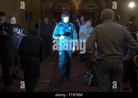 Glasgow, Schottland. 6. September 2015. Bundestrainer der deutschen Fußball-Nationalmannschaft Joachim Loew kommt für eine Pressekonferenz in Glasgow, Schottland 6. September 2015. Deutschland treffen Schottland in das em-Spiel am 7. September 2015. Foto: Federico Gambarini/Dpa/Alamy Live News Stockfoto