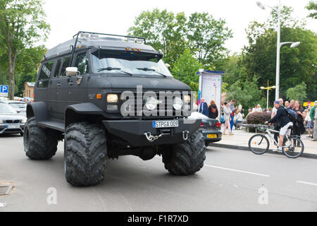 Palanga, Litauen - 1. August 2015: Bewegung der Teilnehmer des amerikanischen Geistes 2015 hinunter die Straße Städte Palnga Stockfoto