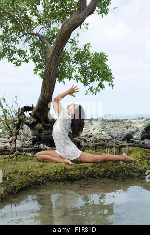 Gisele Bundchen Yoga-Lehrerin Cristina Kalyani Paes darstellende Yoga am Strand in Santa Teresa, Costa Rica Stockfoto