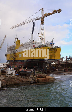 Fähre im Trockendock in Puerto de Burriana Stockfoto