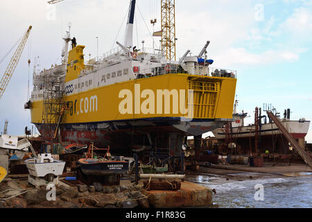 Fähre im Trockendock in Puerto de Burriana Stockfoto