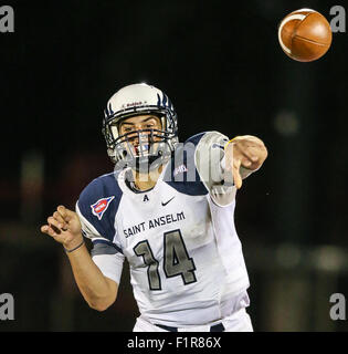 Fairfield, CT, USA. 5. Sep, 2015. : St. Anselm Quarterback Yianni Gavalas (14) wirft einen Pass gegen Sacred Heart im 4. Quartal der NCAA FCS Fußball-Action im Sacred Heart University Campus Field in Fairfield, Connecticut Sacred Heart 43-19 gewann. Gary McCullough/CSM/Alamy Live-Nachrichten Stockfoto