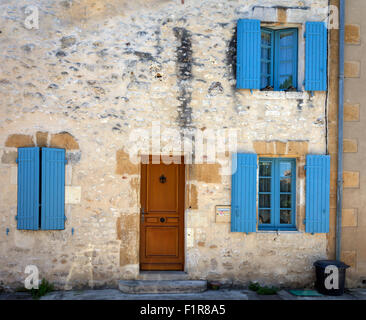 Braunen Tür und blauen Fensterläden im rustikalen Haus der Tarn-et-Garonne, midi-Pyrenäen, Südfrankreich, 2015 Stockfoto