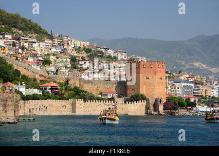 Mauer der Festung und roten Turm (Kizilkule) in Alanya, Türkei Stockfoto