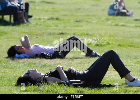 Wimbledon London, UK. 6. September 2015. UK-Wetter: Menschen genießen die September nachmittags Sonne auf Wimbledon Common Credit: Amer Ghazzal/Alamy Live-Nachrichten Stockfoto