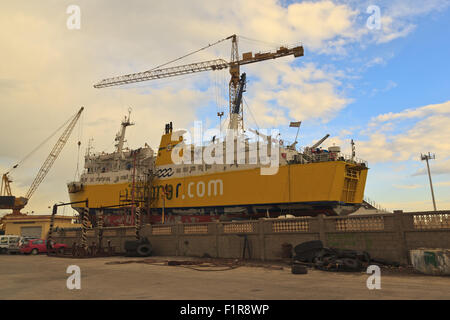 Fähre im Trockendock in Puerto de Burriana Stockfoto