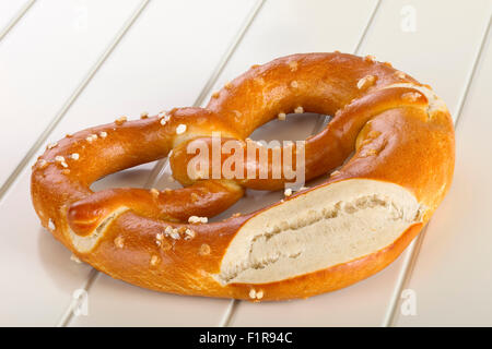 Eine Brezel ist eine Art gebackenes Brot Produkt aus Teig, die am häufigsten zu einem Knoten geformt. Stockfoto