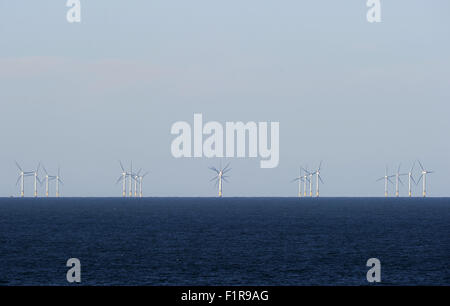 Windkraftanlagen können vom Strand gesehen werden. Weybourne Strand und Klippen. North Norfolk Küste. England. VEREINIGTES KÖNIGREICH. 09.01.2015. Stockfoto