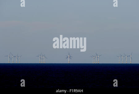 Windkraftanlagen können vom Strand gesehen werden. Weybourne Strand und Klippen. North Norfolk Küste. England. VEREINIGTES KÖNIGREICH. 09.01.2015. Stockfoto