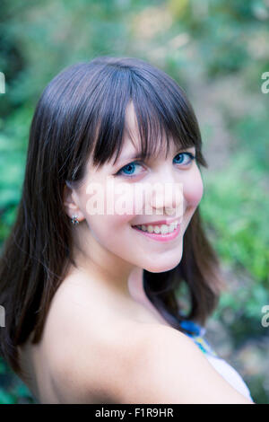 Eine attraktive junge kaukasische Brünette Frau lächelt Stockfoto