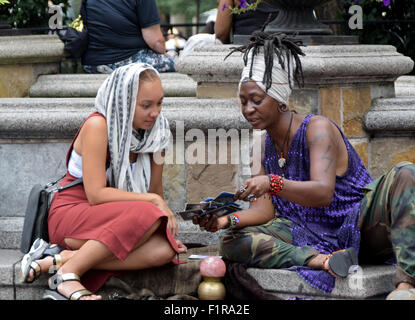 Eine Tarot-Karte lesen im Union Square Park in New York City Stockfoto