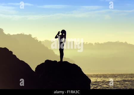 Eine schöne junge Frau Yoga am Meer Stockfoto