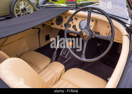 Im Inneren ein 1955 schwarzer Jaguar XK140 bei der Beckbury Show 2015 Shropshire uk Stockfoto