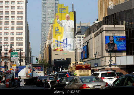 Ein 225-Fuß hoch handgemaltes Plakat begrüßt den Papst, der in New York, September 24-26.The freundliche Nachricht befindet sich an der Ecke der Eighth Avenue und 34th Street, in der Nähe von Madison Square Garden werden, wo der Papst feiert Messe Sept. 25. Designed von Israel Ochoa von DeSales Medien, die Fototapete zeigt ein Foto von Papst Francis winken eine Menge Fotografen Giulio Napolitano. New York, 04.09.2015 Stockfoto