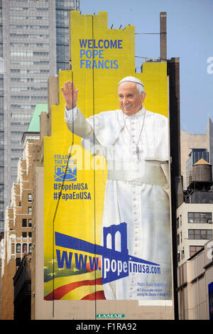 Ein 225-Fuß hoch handgemaltes Plakat begrüßt den Papst, der in New York, September 24-26.The freundliche Nachricht befindet sich an der Ecke der Eighth Avenue und 34th Street, in der Nähe von Madison Square Garden werden, wo der Papst feiert Messe Sept. 25. Designed von Israel Ochoa von DeSales Medien, die Fototapete zeigt ein Foto von Papst Francis winken eine Menge Fotografen Giulio Napolitano. New York, 04.09.2015 Stockfoto