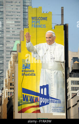 Ein 225-Fuß hoch handgemaltes Plakat begrüßt den Papst, der in New York, September 24-26.The freundliche Nachricht befindet sich an der Ecke der Eighth Avenue und 34th Street, in der Nähe von Madison Square Garden werden, wo der Papst feiert Messe Sept. 25. Designed von Israel Ochoa von DeSales Medien, die Fototapete zeigt ein Foto von Papst Francis winken eine Menge Fotografen Giulio Napolitano. New York, 04.09.2015 Stockfoto