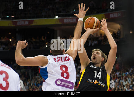 Berlin, Deutschland. 06. Sep, 2015. Deutschlands Dirk Nowitzki (R) und Serbiens Nemanja Bjelica wetteifern um die Kugel während der Europameisterschaft Basketball-Match zwischen Deutschland und Serbien in Berlin, Deutschland, 6. September 2015. Foto: Lukas Schulze/Dpa/Alamy Live News Stockfoto