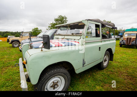 Einen alten Landrover mit einem Union Jack-Flagge auf der Motorhaube bei der Beckbury Show 2015 Shropshire uk Stockfoto