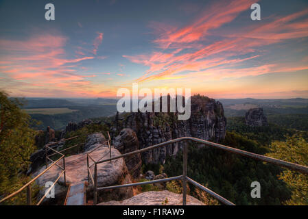 Sonnenuntergang in Kette, Wäldern und bunten Himmel in Deutschland-Schweiz. Stockfoto