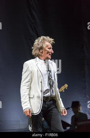 Ewhurst, Surrey, England.  5. September 2015.  Rod Stewart live auf der Bühne mit The Faces. Die Gesichter Wiedersehen: Rod Stewart, Ronnie Wood und Kenney Jones, die überlebenden Mitglieder der The Faces durchgeführt zusammen zum ersten Mal in mehr als 40 Jahren in einem live-Konzert am Hurtwood Park Polo Club, Ewhurst, Surrey, England, als Teil des Felsens ' n ' PS-Veranstaltung zur Unterstützung der Prostate Cancer UK. Bildnachweis: Graham Lehrling/Alamy Live-Nachrichten Stockfoto