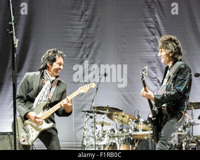 Ewhurst, Surrey, England.  5. September 2015.  Robin le Mesurier und Ronnie Wood treten zusammen auf Gitarre spielen live auf der Bühne mit The Faces. Die Gesichter Wiedersehen: Rod Stewart, Ronnie Wood und Kenney Jones, die überlebenden Mitglieder der The Faces durchgeführt zusammen zum ersten Mal in mehr als 40 Jahren in einem live-Konzert am Hurtwood Park Polo Club, Ewhurst, Surrey, England, als Teil des Felsens ' n ' PS-Veranstaltung zur Unterstützung der Prostate Cancer UK. Bildnachweis: Graham Lehrling/Alamy Live-Nachrichten Stockfoto