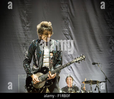 Ewhurst, Surrey, England.  5. September 2015.  Ronnie Woods spielt die Gitarre live auf der Bühne mit The Faces. Die Gesichter Wiedersehen: Rod Stewart, Ronnie Wood und Kenney Jones, die überlebenden Mitglieder der The Faces durchgeführt zusammen zum ersten Mal in mehr als 40 Jahren in einem live-Konzert am Hurtwood Park Polo Club, Ewhurst, Surrey, England, als Teil des Felsens ' n ' PS-Veranstaltung zur Unterstützung der Prostate Cancer UK. Bildnachweis: Graham Lehrling/Alamy Live-Nachrichten Stockfoto